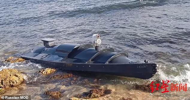 ↑俄军去年9月在克里米亚岸边发现的无人艇