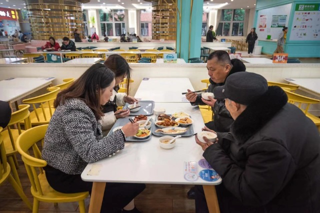 万里学院学生家长和孩子在食堂用餐&nbsp; 学校供图