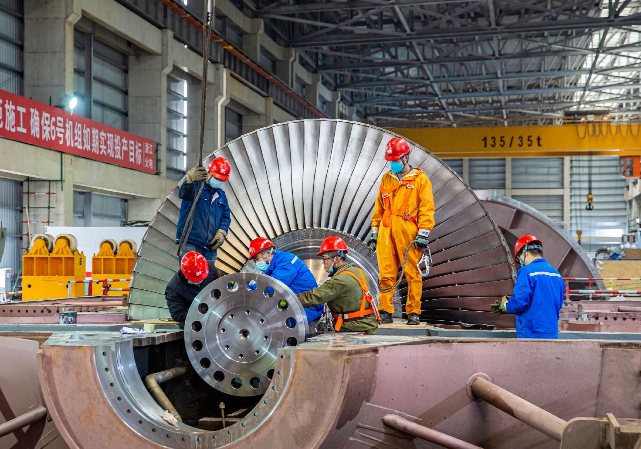 2月5日,浙能乐清电厂三期工程6号机组汽轮机低压转子安装现场.