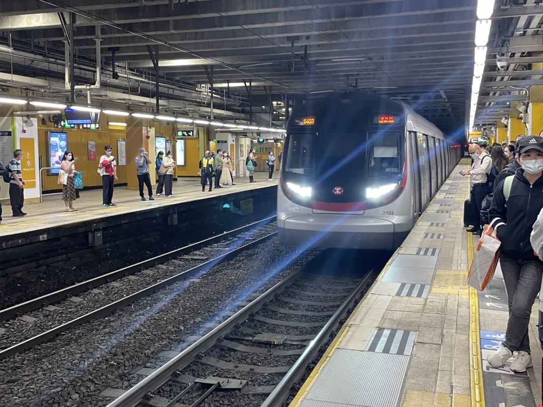 港铁东铁线晚间迎来大量回深乘客.深圳特区报记者 戚金城 摄