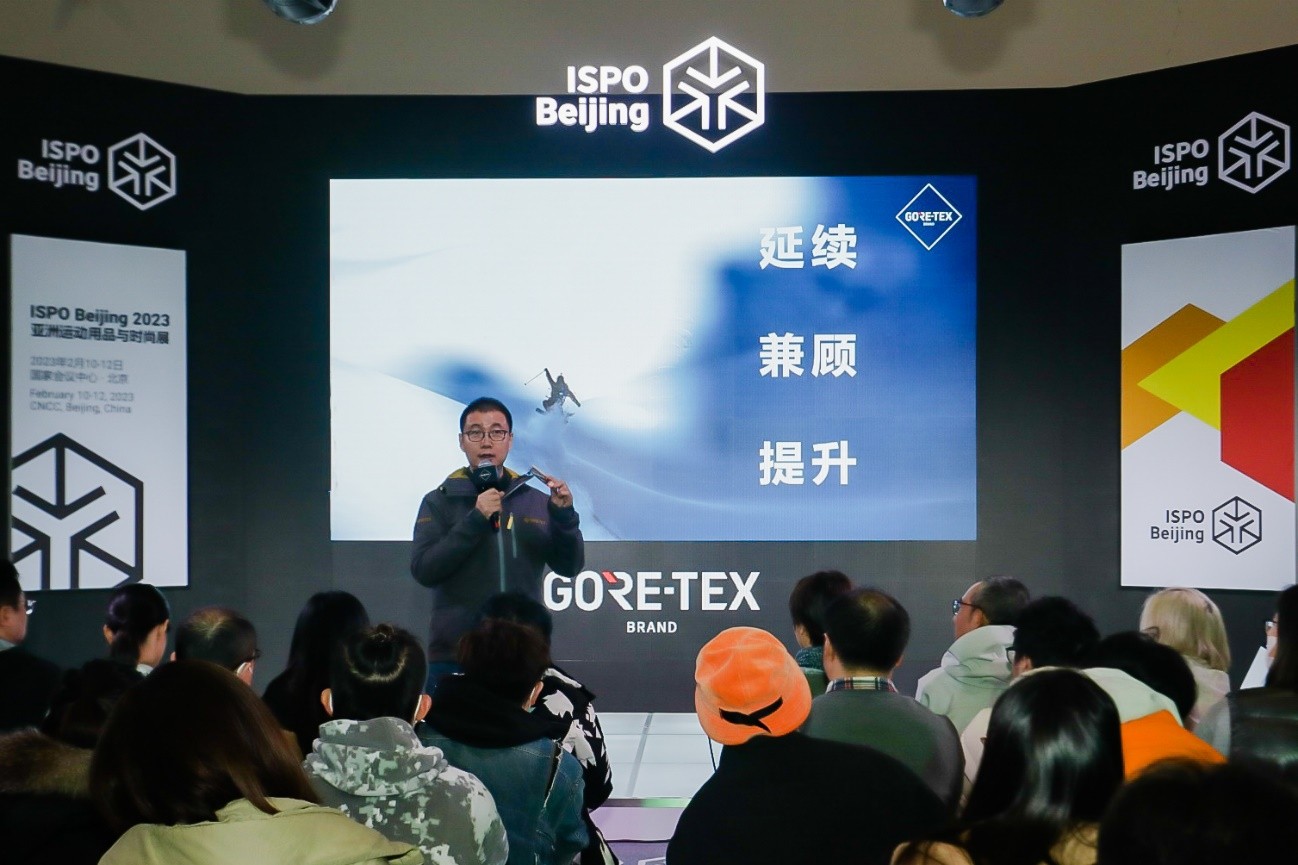 　　GORE-TEX品牌大中华区销售总监王浩力介绍创新膨体聚乙烯ePE薄膜