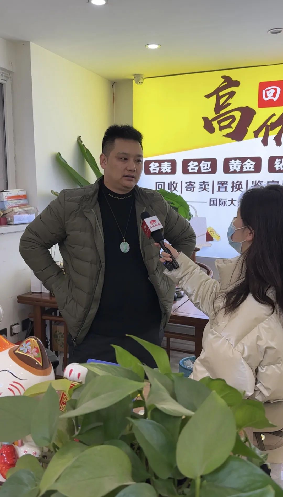 王磊讲述当时的救人经过。辽沈晚报采访视频截图