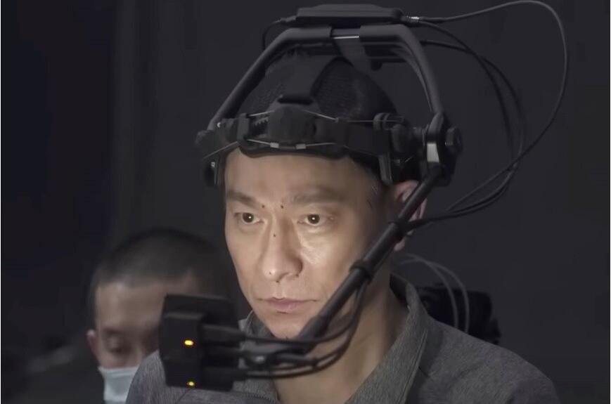 　　电影中吴京、刘德华使用“变脸”新科技重回年轻样貌