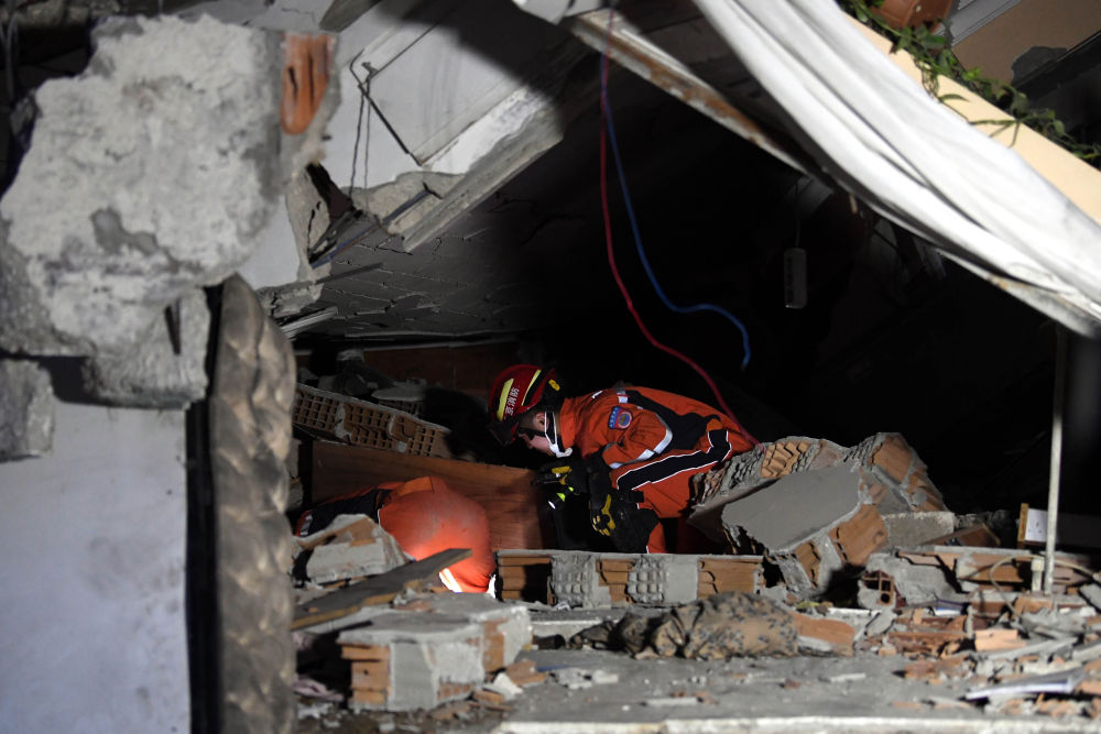 2月11日,中国救援队队员在安塔基亚市一处地震废墟开展救援工作.