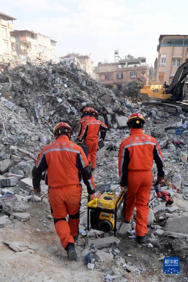 中国救援队队员在土耳其哈塔伊省安塔基亚市一处地震废墟开展救援工作