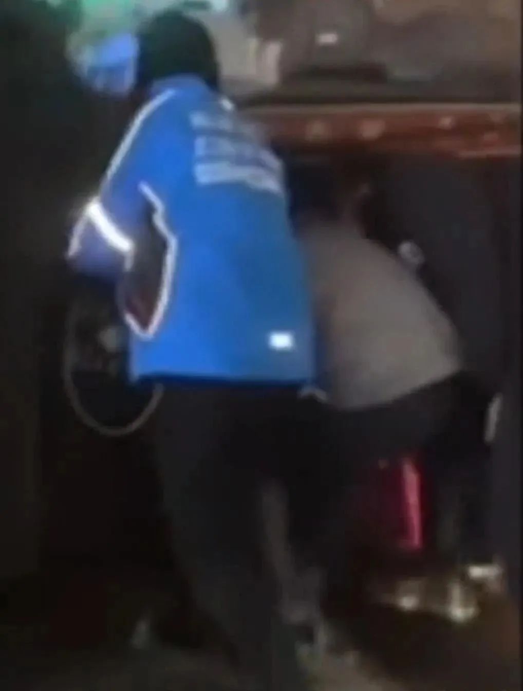 众人合力抬车。现场视频截图