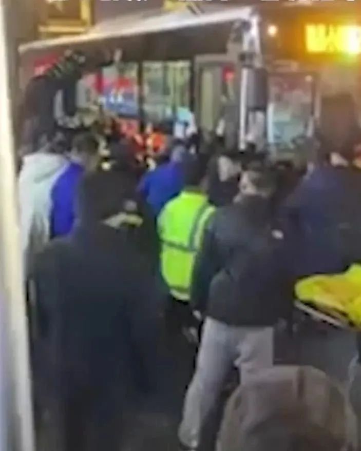 众人合力抬车。现场视频截图