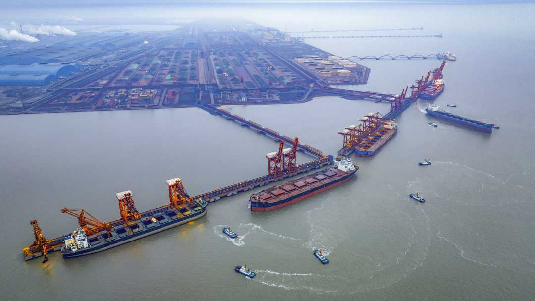 繁忙的河北省唐山港曹妃甸港区矿石码头.季春天摄