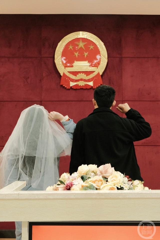 并在表上按下红手印,喜笑颜开领到了结婚证