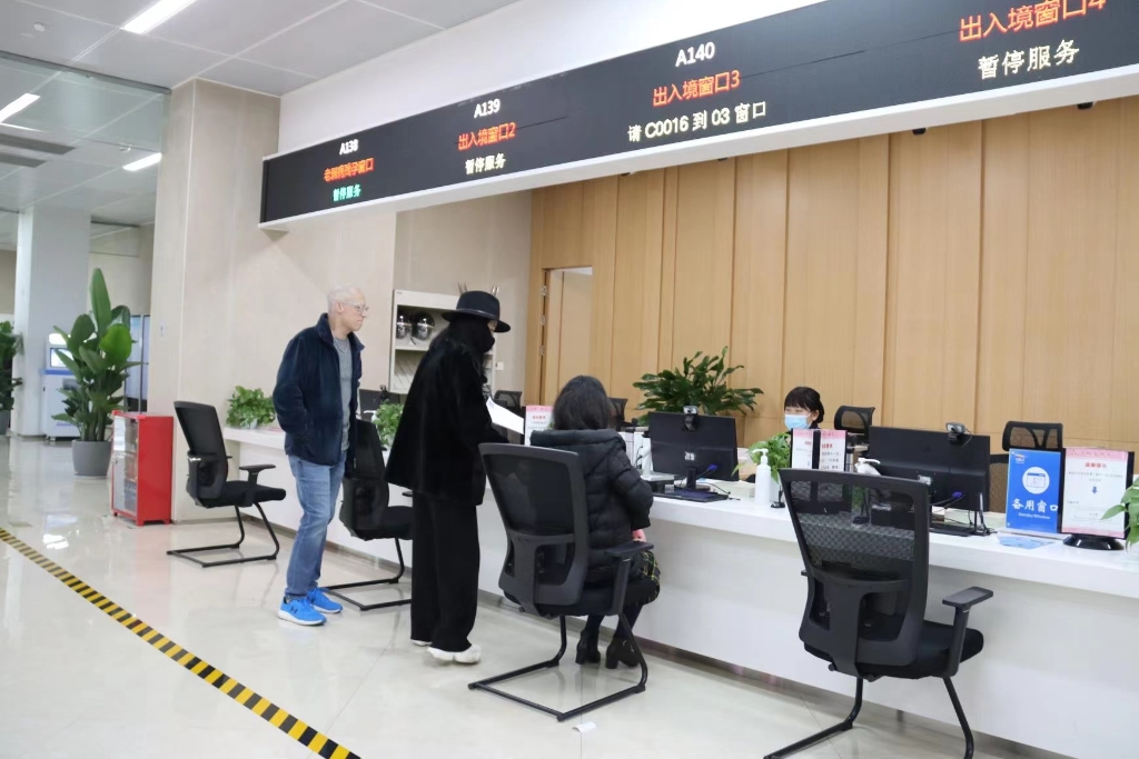 市民在窗口办理重庆出入境业务.资料图