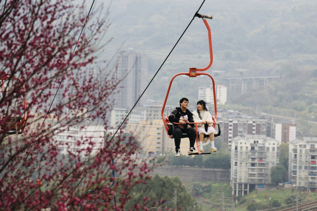 游客在美心红酒小镇坐索道游玩.景区供图