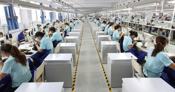 许昌假发借助跨境电商畅销全球,图为瑞贝卡发制品生产车间.