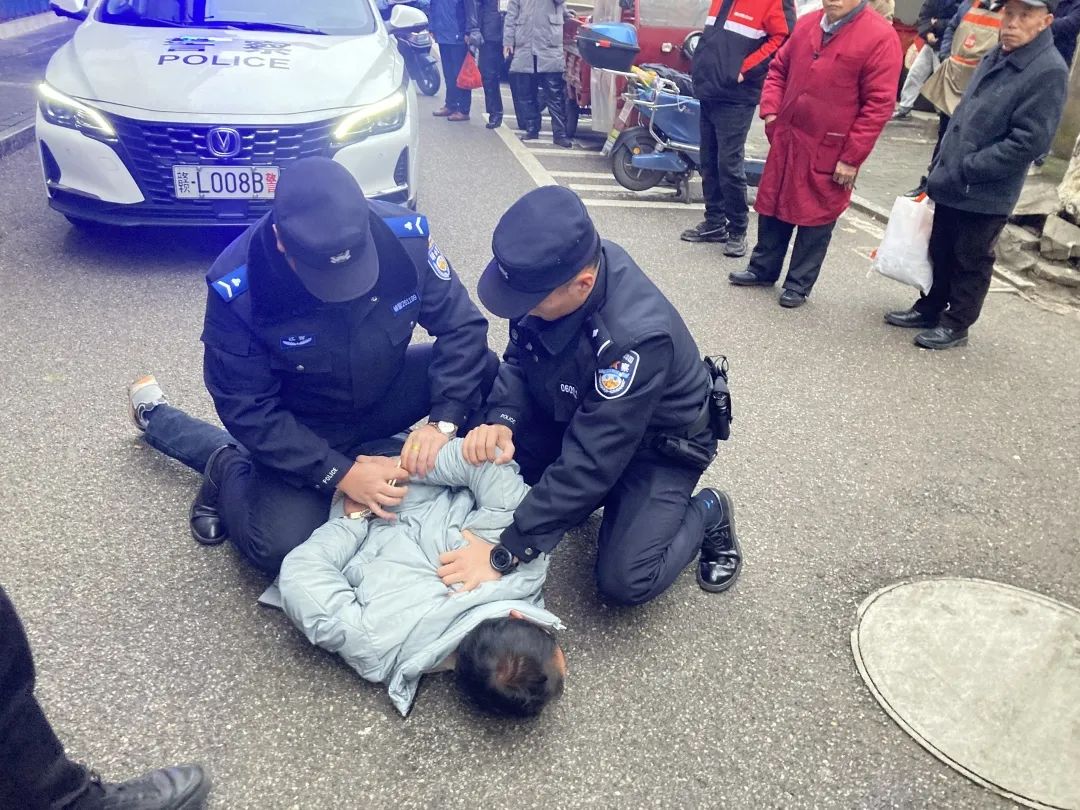 抱摔立马上前发现一违法嫌疑人在市区某街道巡查时江西省鹰潭市公安局