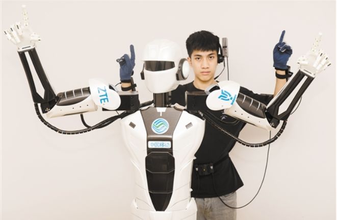 △江门市印星机器人有限公司的机器人可以跟随人做同样的动作。