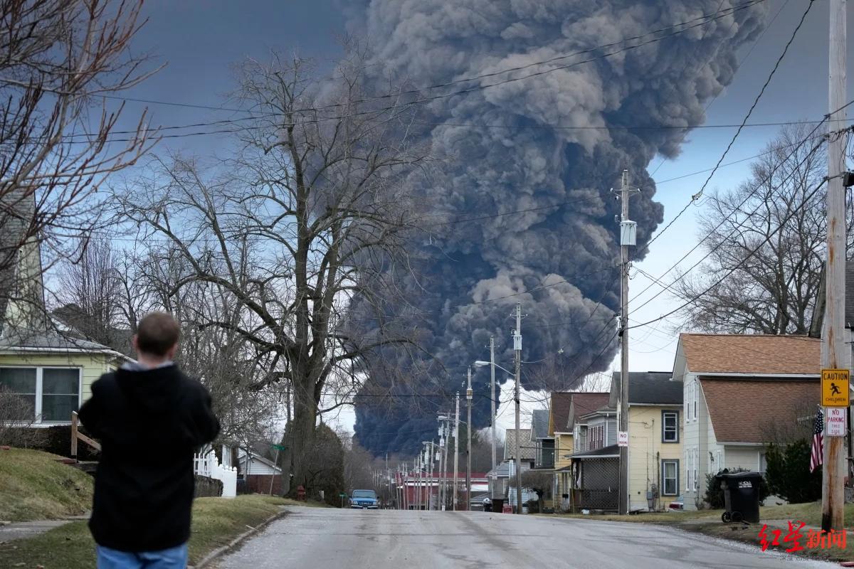 ↑当地时间2月6日，俄亥俄州东巴勒斯坦镇上空因有毒气体燃烧升起了黑色烟雾