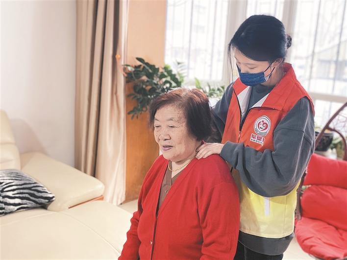 1月31日,八师石河子居家和社区养老指挥调度中心志愿者上门为老人按摩