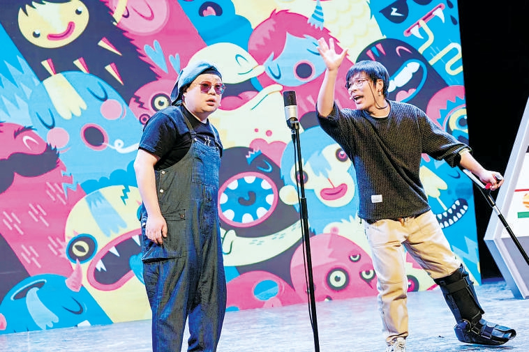 金岩(左)在鼓楼西剧场连办6场"金广发宇宙"音乐喜剧全艺能秀.蔡园摄