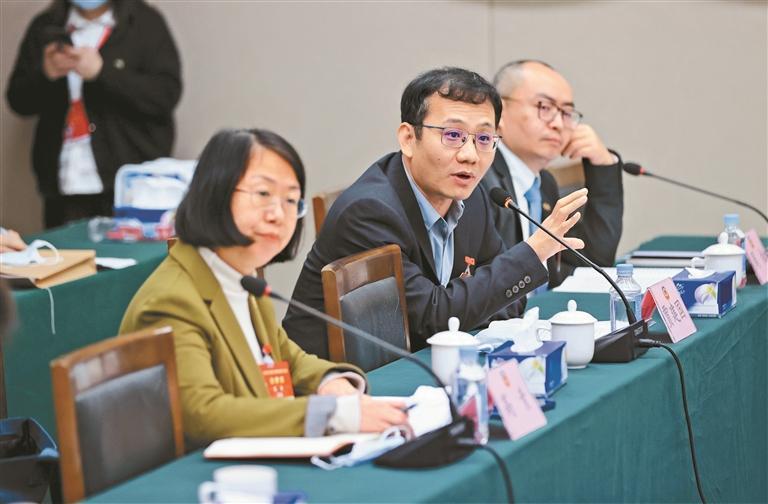 2月13日，市政协委员在深圳市政协七届三次会议分组讨论会上发言。 深圳特区报记者 何龙 摄