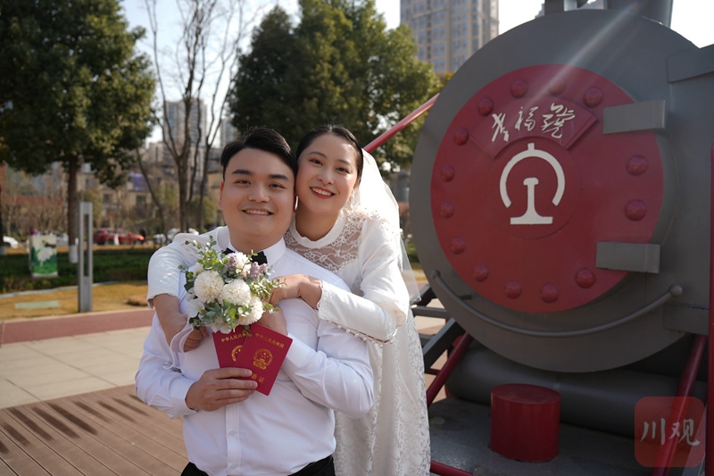 头戴白纱的任虹燕尤为显眼,两位新人领到了红彤彤的结婚证,"早上8点