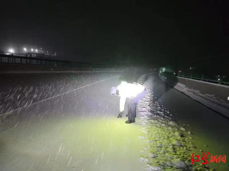 雅康高速迎来开春后第一场大雪