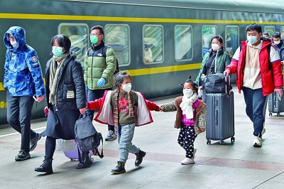     元旦期间，探亲旅客陆续返乡。图为刚下火车的旅客在南京火车站准备出站。新华社发