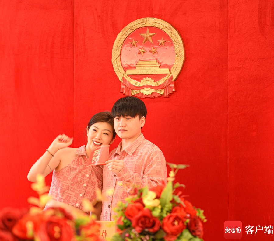 原创组图丨花式秀恩爱 海口新人"扎堆"领取结婚证