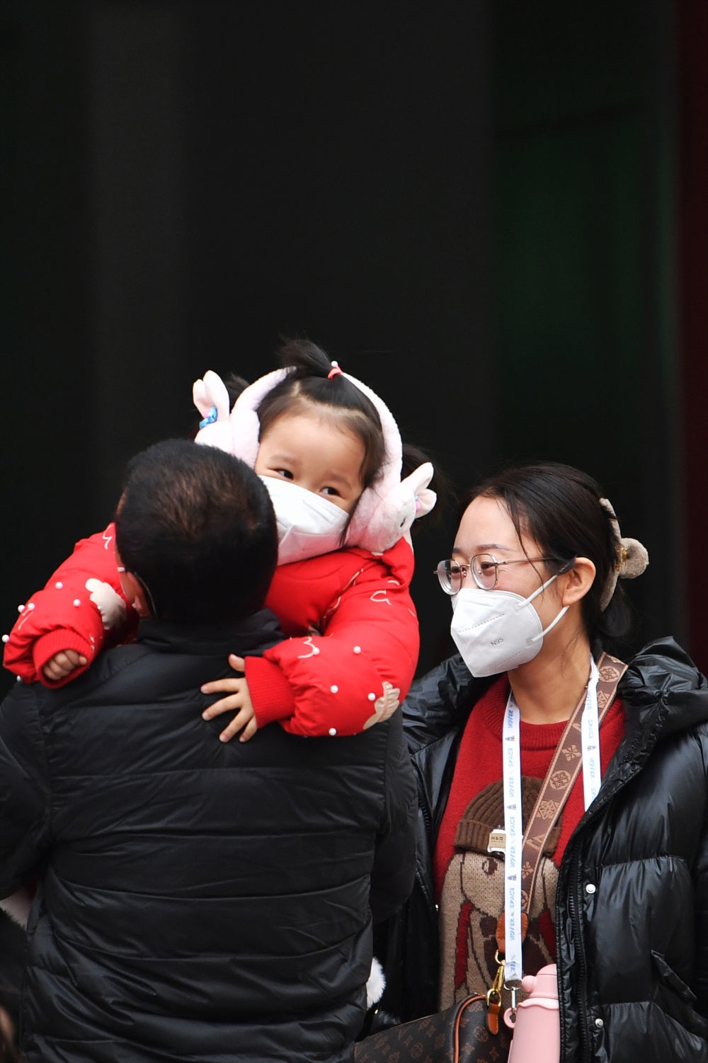 1月16日,在兰州火车站西出站口,从乌鲁木齐回家过年的姚女士(右一)