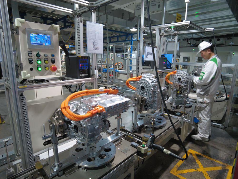 日本电产汽车马达工厂车间,工作人员正在装配新能源电驱动装置.