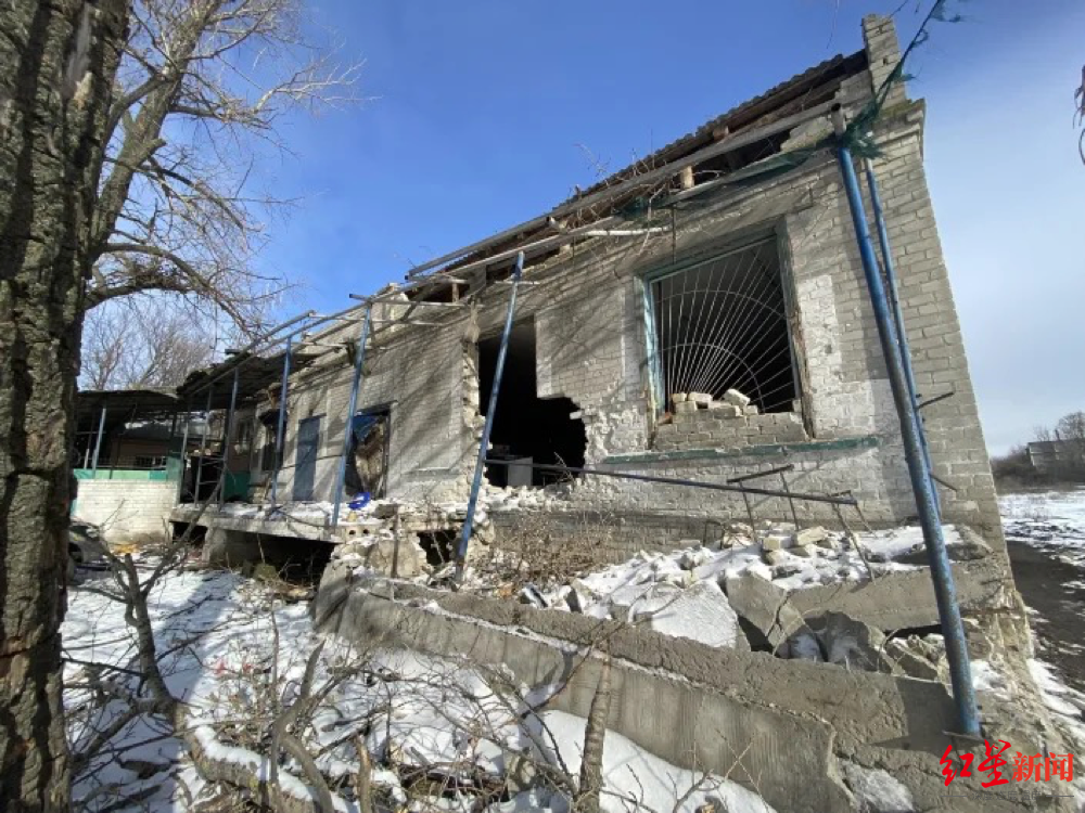 2023年2月，乌克兰东部巴赫穆特附近村庄的一座建筑被严重破坏