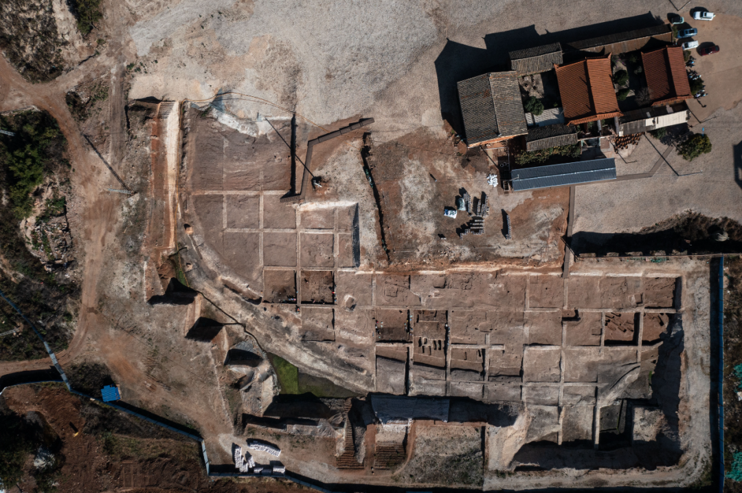 从空中俯瞰云南古城村遗址(2022年11月24日摄,无人机照片).