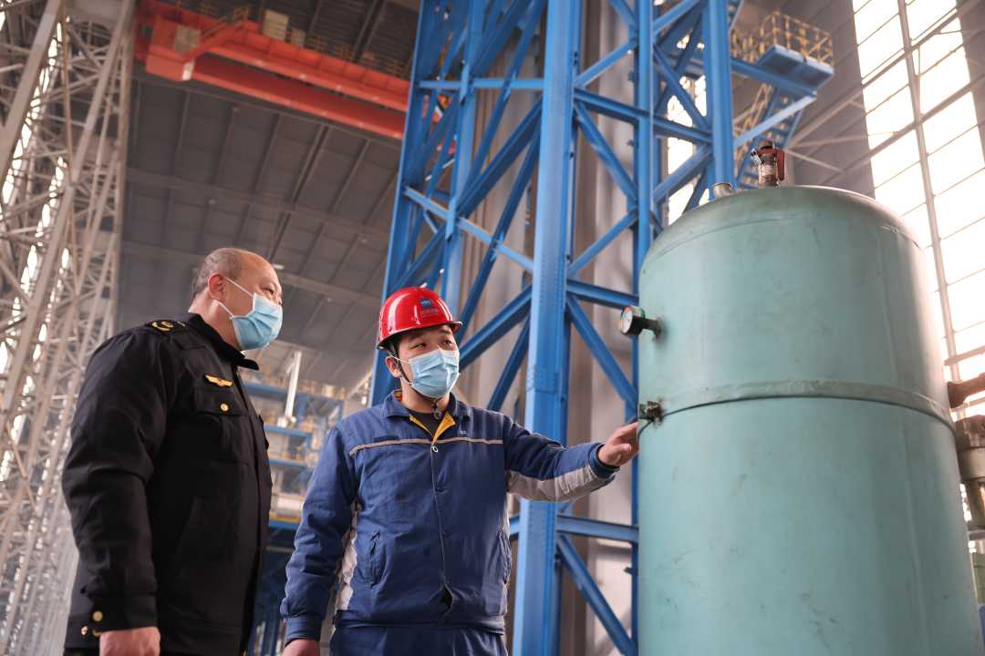 河北邯钢冷轧薄板有限公司车间内,临漳县市场监督管理局工作人员正在