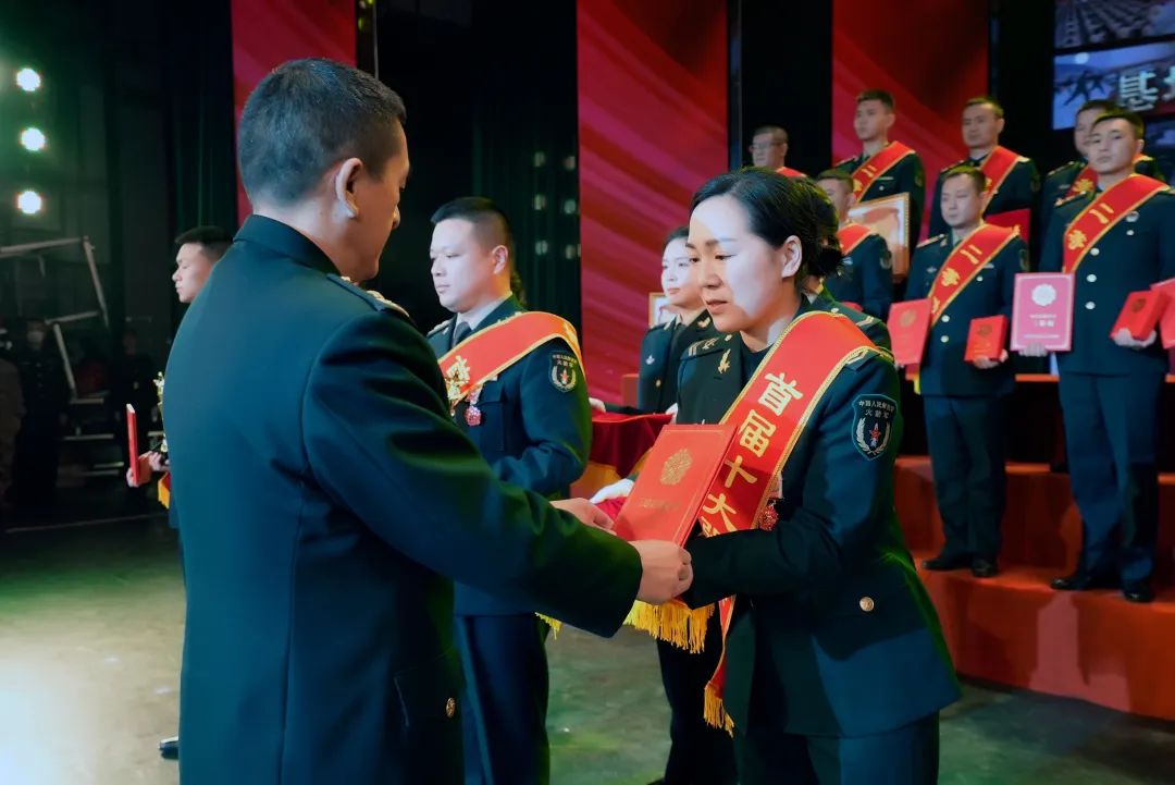 九上领奖台的火箭军女兵!|火箭军_新浪财经_新浪网