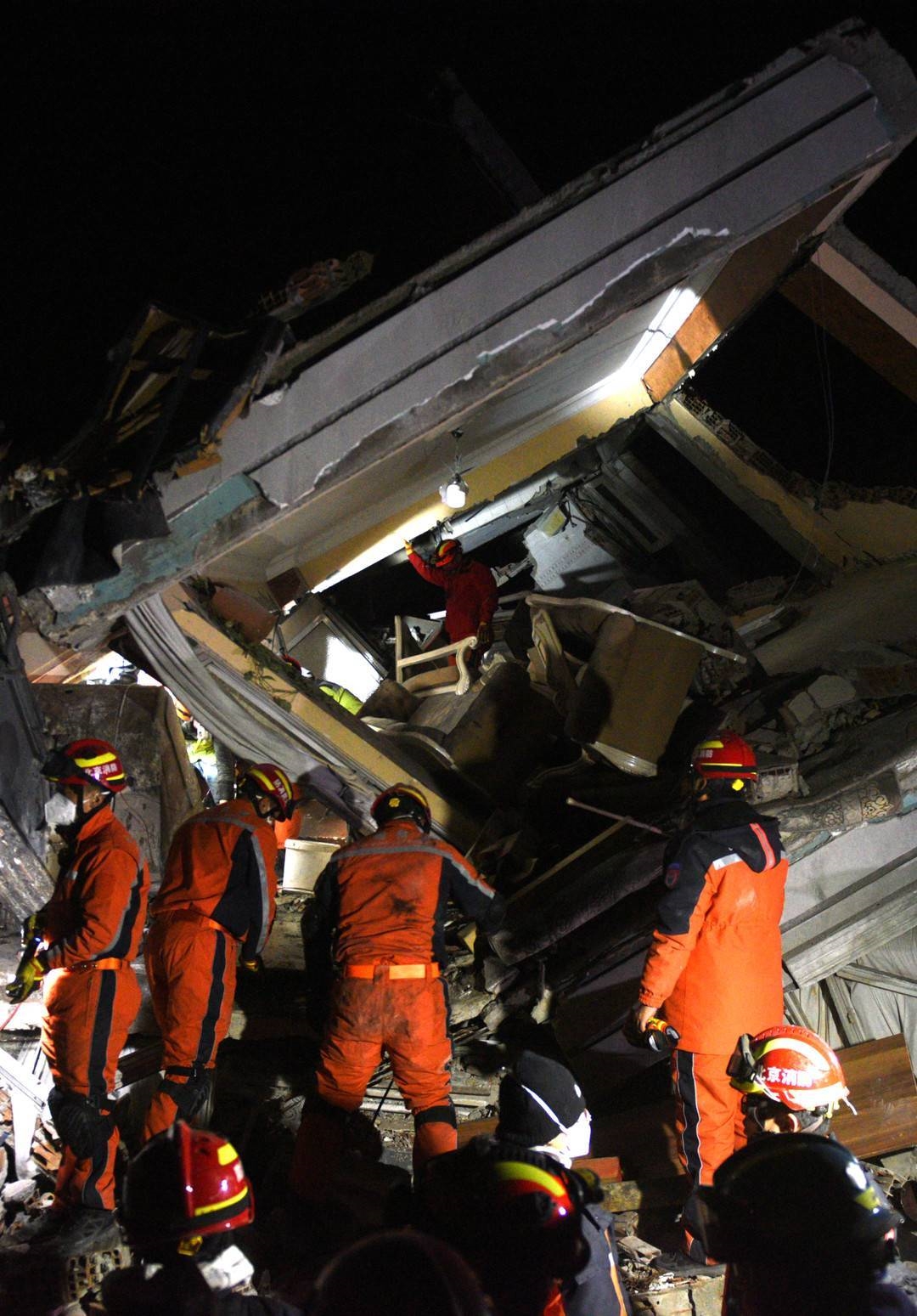 土耳其时间2月10日夜里，中国救援队在哈塔伊省安塔基亚市展开夜间搜索救援。封面新闻记者 陈羽啸拍摄