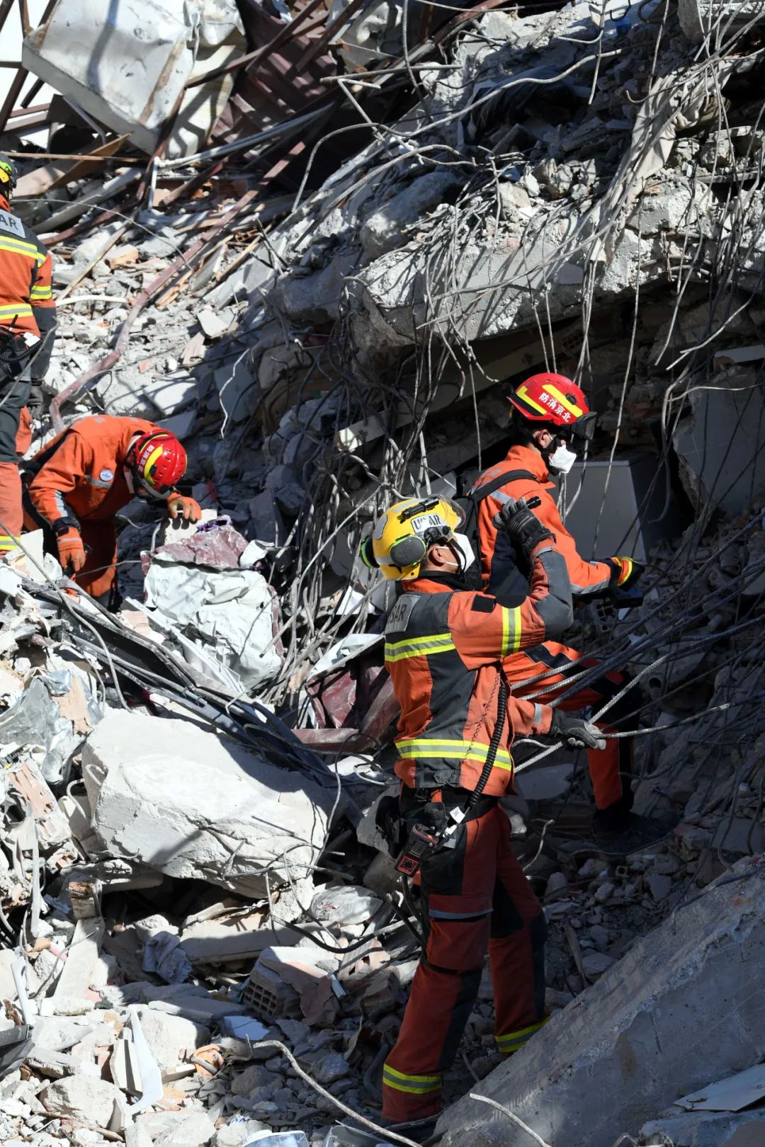 不放弃中国救援队24小时不间断搜救