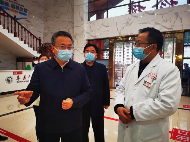 兴山县委书记曹宏伟(左)在县中医院调研医疗卫生工作.受访者供图