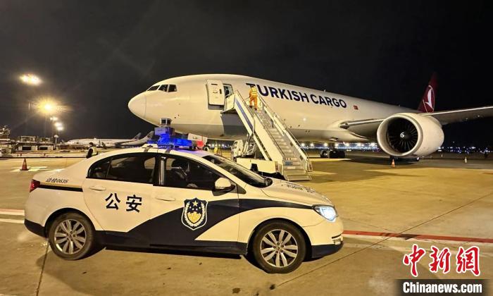 搭载67吨中国政府接济土耳其抗震救灾物质的TK6527货机航班启运伊斯坦布尔。　上海边检总站供图