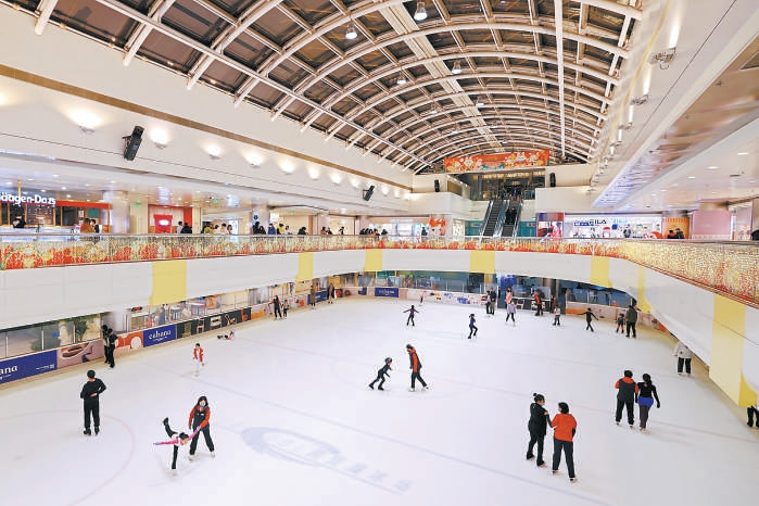 昨晚(14日),国贸商城室内滑冰场上,市民畅享冰雪运动乐趣.