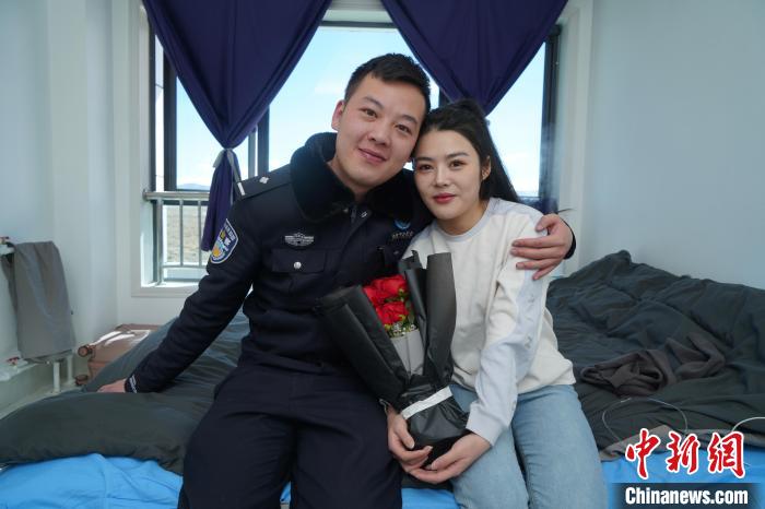 图为高辉和女朋友.贡嘎来松摄