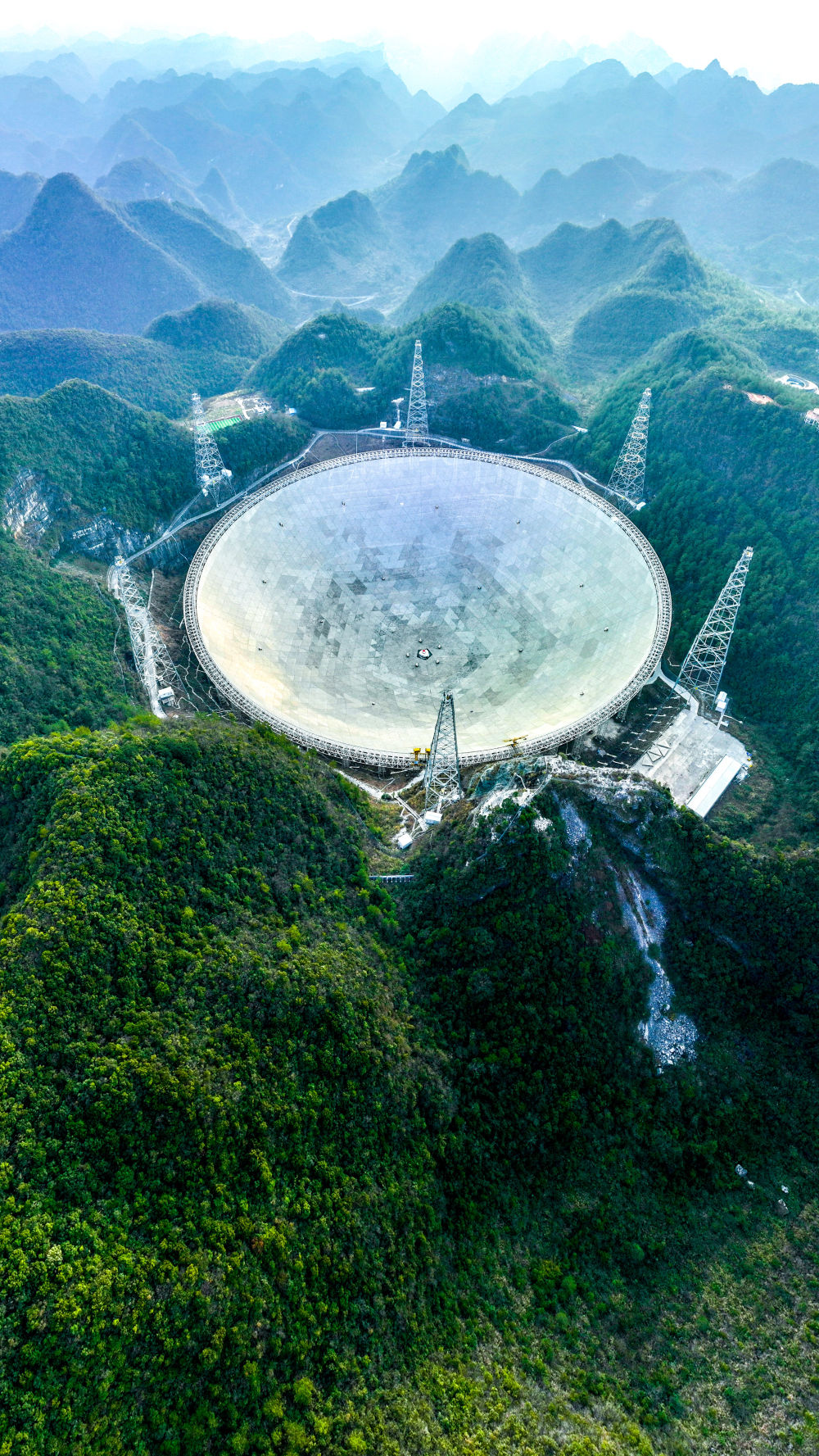 2月13日拍摄的"中国天眼"全景(维护保养期间拍摄,无人机照片).