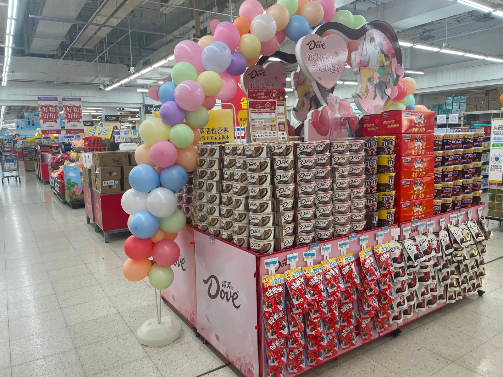 情人节期间,超市巧克力堆头.