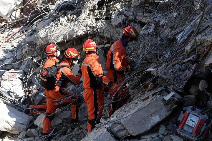 2月14日,在土耳其哈塔伊省安塔基亚市,中国救援队队员在地震废墟中