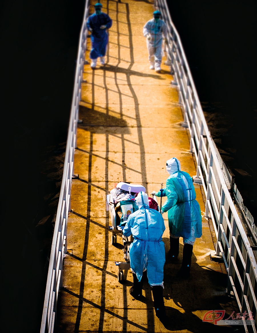 2020年2月4日,湖北武汉,火神山医院医护人员将患者送入病房.
