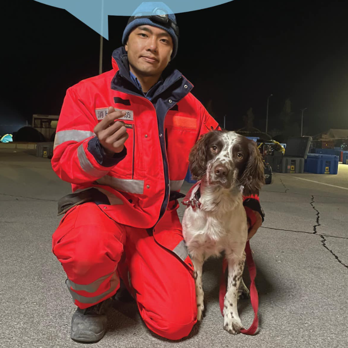 香港特区救援队发布搜救犬在土工作照 市民留言打气