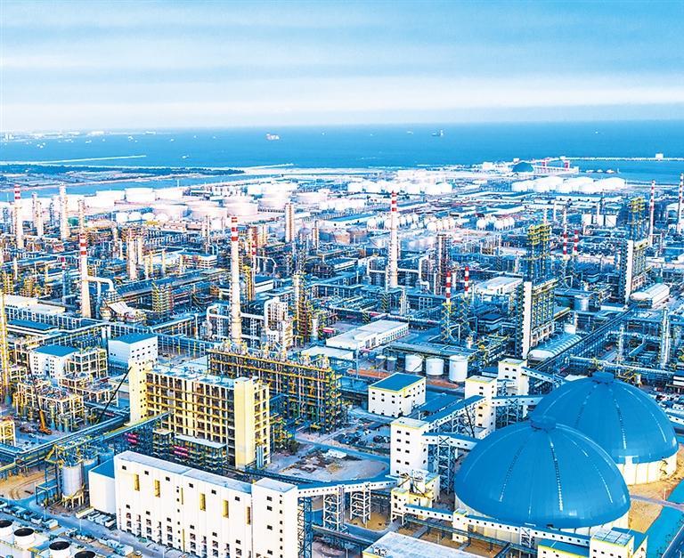 图为中国石油广东石化炼油区.吴松深摄