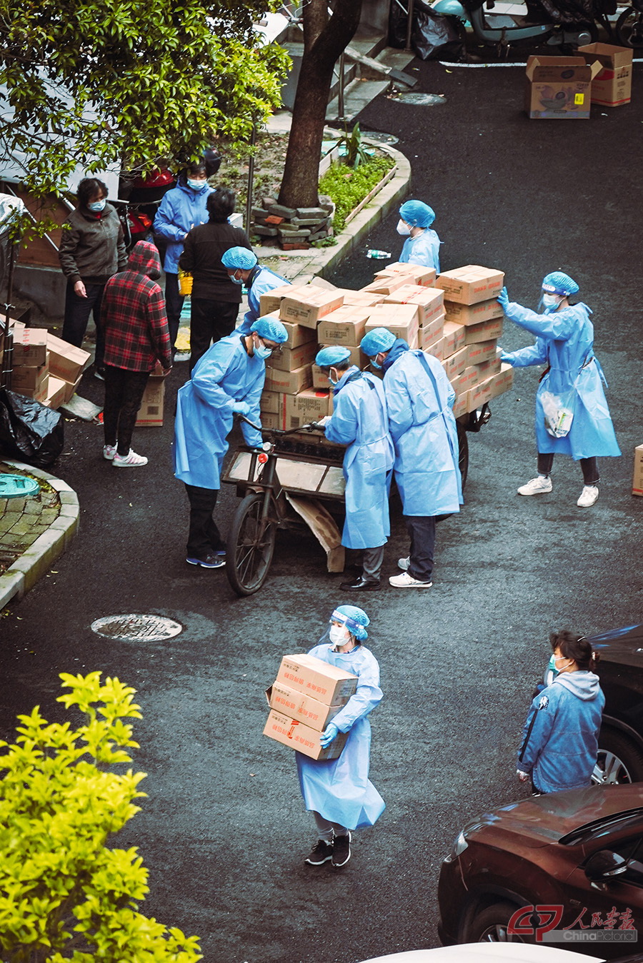 2022年4月14日,上海,志愿者为社区居民搬运,分发生活物资