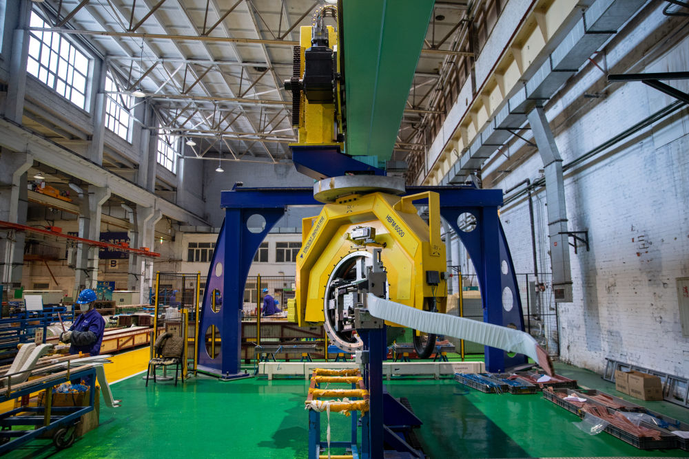 这是2月13日在哈电集团哈尔滨电机厂有限责任公司生产车间内拍摄的