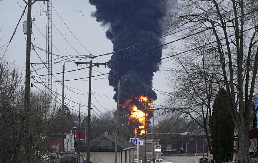 美国载危险化学品列车脱轨致河流污染 至少3500条鱼死亡