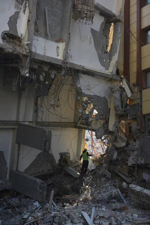 一位当地人告诉记者,通讯和充电是城中居民很迫切的需求,"地震到现在