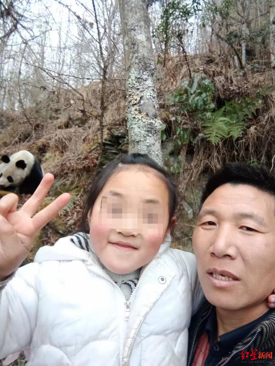 ↑村民拍下与野生大熊猫同框照片