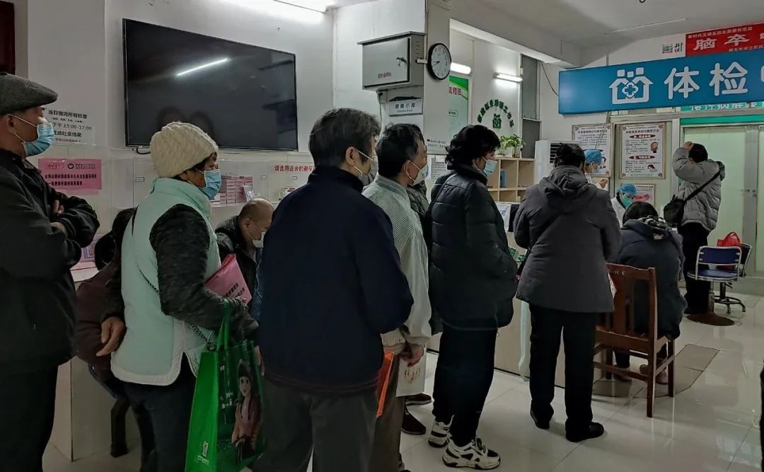 老年人在浈江区风采社区卫生服务中心体检中心排队进行健康档案建立.